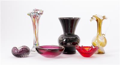 1 Vase, 1 Henkelvase, 2 Aschenschalen, 1 Schale, Murano, 2. Hälfte 20. Jh. - Antiques and art