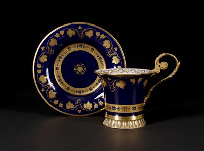 Seltene Tasse mit Bronze doré-Henkel und Untertasse, Kaiserliche Porzellanmanufaktur Wien, um 1812 - Umění a starožitnosti