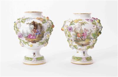 Paar Brule-Parfum Vasen, Sächsische Porzellanmanufaktur Carl Thieme in Potschappel, Ende 19. Jahrhundert - Kunst & Antiquitäten