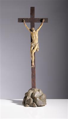 Tischstandkruzifix - Christus am Golgatahügel, Alpenländisch 18./19. Jahrhundert - Arte e antiquariato