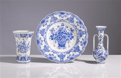 Teller, Vase, Doppelhenkelvase, Delft, 20. Jahrhundert - Kunst & Antiquitäten