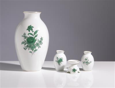 Drei Vasen und Kerzenständer, Porzellanmanufaktur Augarten, Wien, 2. Hälfte 20. Jahrhundert - Antiques and art