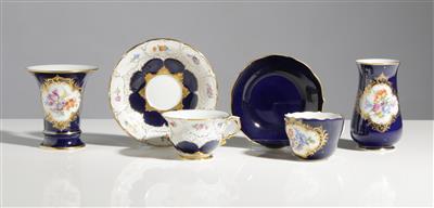 Zwei Mokkatassen, zwei Vasen, Porzellanmanufaktur Meissen, 20. Jahrhundert - Kunst & Antiquitäten