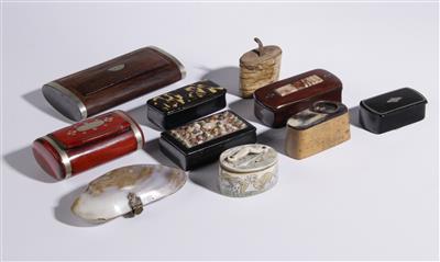 Konvolut von 10 Schnupftabakdosen, 19. und frühes 20. Jahrhundert - Kunst, Antiquitäten & Weihnachtskrippen