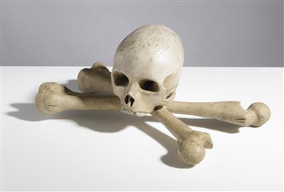 Memento Mori mit Totenschädel und gekreuzten Knochen, 18./19. Jahrhundert - Antiquariato e mobili