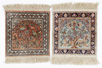Paar Kaschmir Seidenteppiche, ca. 40 (51) x 39,5 cm  &  40 (53) x 39,5 cm, Indien, Ende 20. Jahrhhundert - Umění a starožitnosti