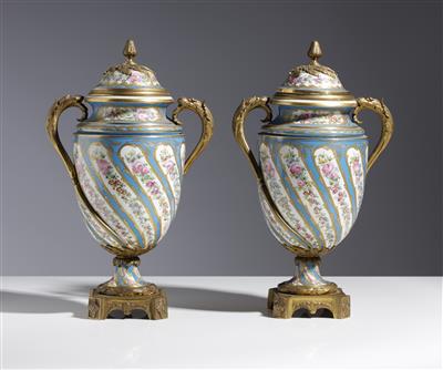 Paar Deckelvasen im Louis-XVI-Stil, Frankreich, Ende 19. Jahrhundert - Umění a starožitnosti