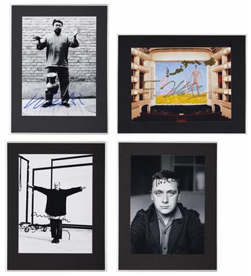 Vier Portraitfotos mit Signaturen von Ai Weiwei (1957 geb.), Franz West (1947-2012), Gerhard Richter (1932 geb.) und Anselm Kiefer (1945 geb.) - Dipinti