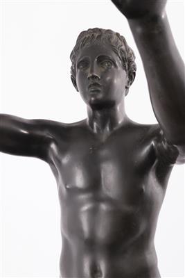Statue eines Jünglings mit erhobenen Armen, - Herbstauktion II
