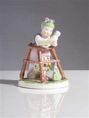 Kleinkind mit Puppe im Laufstuhl, Kaiserliche Porzellanmanufaktur Wien, um 1760/65 - Spring Auction