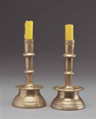 Paar französische Kerzenständer, wohl um 1700 - Antiques, art and jewellery