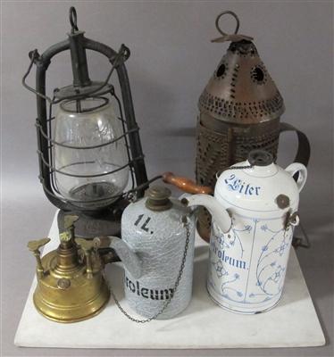 Sammlung von 2 Petroleumkannen, 1 Petroleumbrenner, 1 Lampe mit Glas, 1 Kerzenlaterne - Um?ní, starožitnosti, šperky