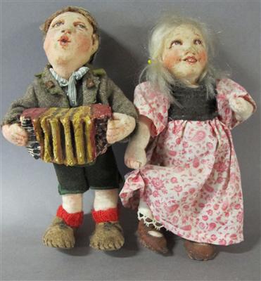 2 Puppen, Riehl - zugeschrieben a) Knabe mit Ziehharmonika, ca. 20 cm b) - Arte, antiquariato e gioielli
