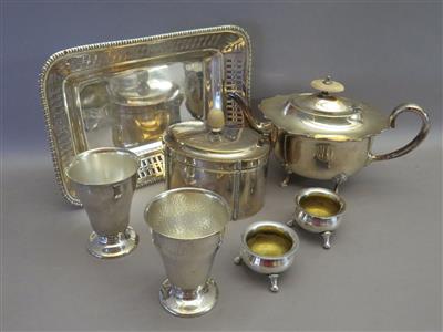 1 Zuckerdose, 1. Drittel 20. Jhdt., 1 englische Teekanne, 1 Brotkorb, 2 Gewürzschälchen, 2 Becher - Antiques, art and jewellery