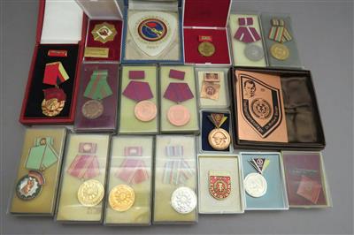 Konvolut von 19 Stück militärischen und zivilen Medaillen der DDR - Antiques, art and jewellery