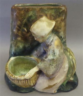 Vase mit Mädchen und Korb, Amphorawerke Riessner, Stellmacher  &  Kessel, Turn/Wien um 1900 - Arte, antiquariato e gioielli
