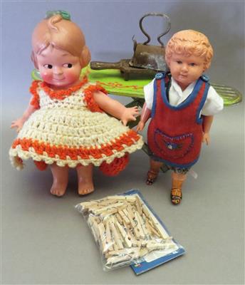 2 Puppen und Zubehör - Antiques, art and jewellery