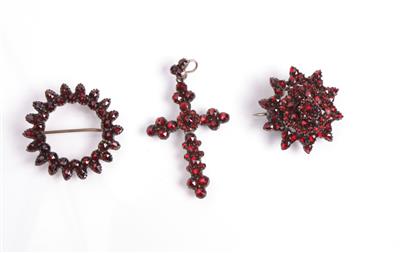 1 Granatkreuz und 2 Broschen - Arte, antiquariato e gioielli