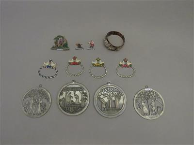 4 Serviettenhalter mit Liebestauben, 4 Jahreszeitenbildchen, 3 Figuren aus Zinn - Antiques, art and jewellery