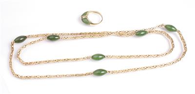 1 Collier, 1 Ring mit Jade - Kunst, Antiquitäten und Schmuck