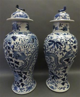 Paar Porzellan-Balustervasen, China, wohl 20. Jhdt. - Antiques, art and jewellery