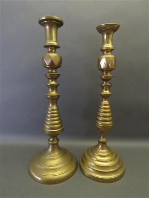 Paar leicht variierende, je 1-kerzige Messingkerzenständer, teils 19. Jhdt. - Antiques, art and jewellery