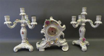 1 Tischuhr, 2 Kerzenleuchter, Plaue - Thüringen, 2. Hälfte 20. Jhdt. - Antiques, art and jewellery