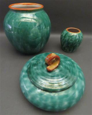 1 Deckeldose, 1 kleine und 1 große Vase, Gmundner Keramik, 20. Jhdt. - Antiques, art and jewellery