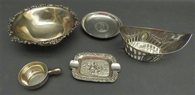 1 runde und 1 navetteförmige Schale, 1 Damenascher, 1 Münzschale, 1 kleine Gewürzpfanne - Kunst, Antiquitäten und Schmuck
