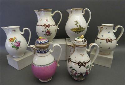 6 verschiedene Alt-Wiener Kannen, 2 Deckel, Wiener Porzellanmanufaktur Ende 18. Jahrhundert/um 1800 - Arte, antiquariato e gioielli