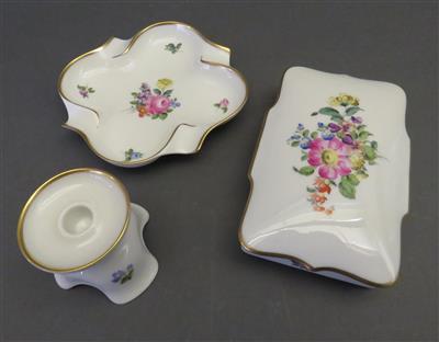 1 Aschenbecher, 1 Deckeldose,1 Kerzenhalter, Fa. Augarten Wien, 20. Jahrhundert - Antiques and art