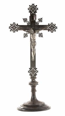 Neugotisches Tischstandkruzifix, 2. Hälfte 19. Jahrhundert - Kunst und Antiquitäten