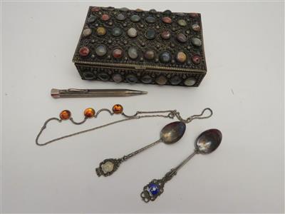 Ein Collier mit Bernstein, ein Bleistift (Silberhülle 925) und zwei Andenkenlöffel - Antiques, art and jewellery
