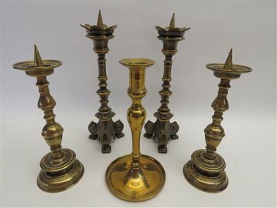 Fünf Bronze-/Messing-Kerzenleuchter - Kunst, Antiquitäten und Schmuck