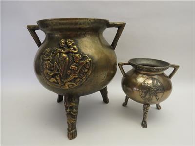 Zwei unterschiedlich große Dreifuß-Glockenspeis-Kessel, 20. Jahrhundert - Antiques, art and jewellery
