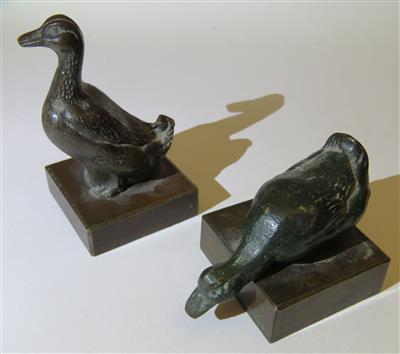 Paar kleine Entenfiguren auf quadratischen Sockeln, 20. Jahrhundert - Schmuck, Kunst und Antiquitäten
