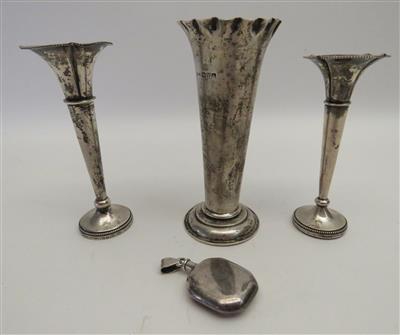 Drei kleine Vasen und 1 Riechfläschchen - Schmuck, Kunst und Antiquitäten