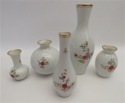Fünf verschiedene Vasen, Augarten, 20. Jahrhundert - Jewellery, antiques and art
