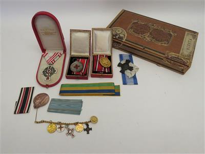 Konvolut von bayrischen und österreichischen Rot-KreuzAuszeichnungen u. a. des 1. Weltkrieges: a) - Jewellery, antiques and art