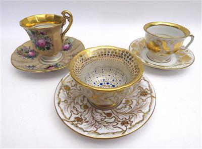 3 verschiedene Tassen mit Untertassen, u. a. Haidinger, Elbogen, 19. Jahrhundert - Schmuck, Kunst und Antiquitäten