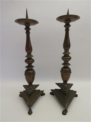 Paar leicht variierende Kerzenständer, 18. Jahrhundert und später - Schmuck, Kunst und Antiquitäten