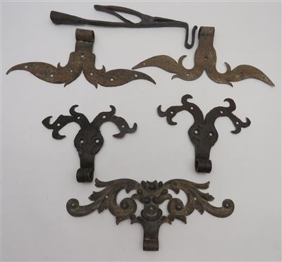 Zwei Paar Türbeschläge und ein einzelner Türbeschlag, 18./19. Jahrhundert - Schmuck, Kunst und Antiquitäten