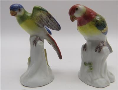 Zwei kleine Meissen-Figuren: Papagei auf Stamm, 1990 - Klenoty, umění a starožitnosti