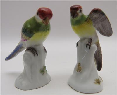 Zwei kleine Meissen-Figuren: Papagei auf Stamm, 1990/91 - Klenoty, umění a starožitnosti