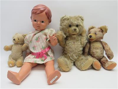 1 Puppe + 3 Teddys - Jewellery, antiques and art
