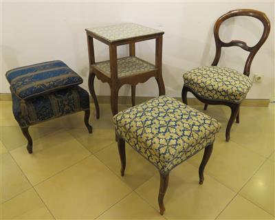 Zwei Hocker, ein Sessel, ein quadratischer Beistelltisch, 19. Jahrhundert - Schmuck, Kunst und Antiquitäten