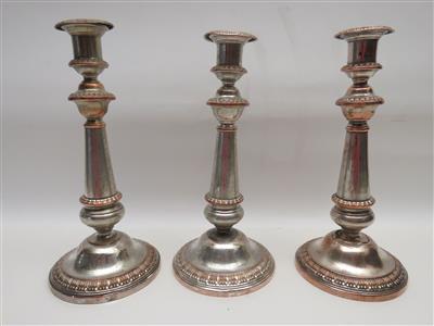 Drei leicht variierte einflammige Kerzenständer, 19. Jahrhundert - Klenoty, umění a starožitnosti