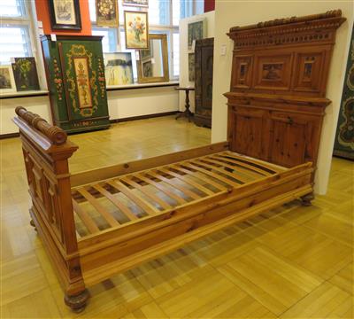 Zirbenholz-Bett, Historismus um 1880/1900 - Schmuck, Kunst und Antiquitäten