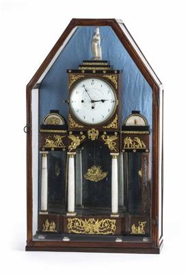 Biedermeier-Kommodenuhr, Josef Thiel in Inzersdorf am Wienerberg, mit Glassturz, um 1825/30 - Klenoty, umění a starožitnosti