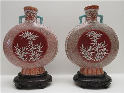 Paar Flaschenvasen mit Holzsockeln, wohl Japan, 19./20. Jahrhundert - Schmuck, Kunst und Antiquitäten